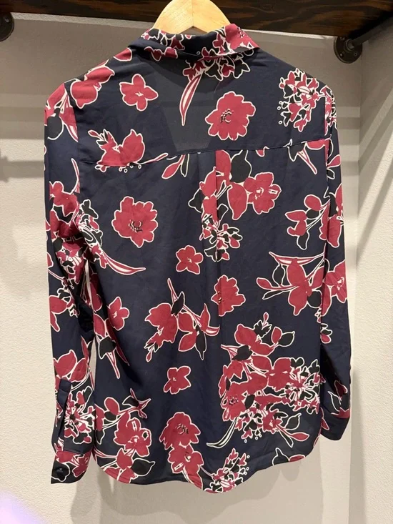 Express Portofino Slim fit Navy Floral Button-Up Blouse with Red Floral Print - Picture 2 of 6